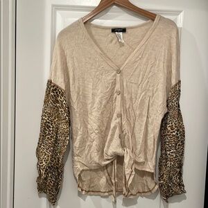 Botanique Leopard Print Sleeve Beige Top medium